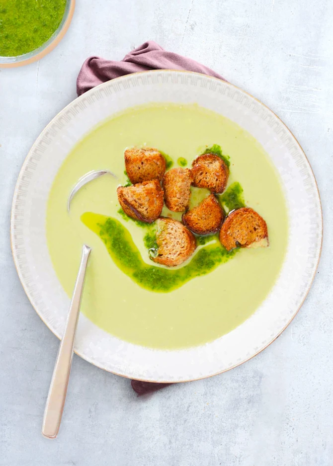 Cremet broccolisuppe med grove brødcroutoner og persilleolie