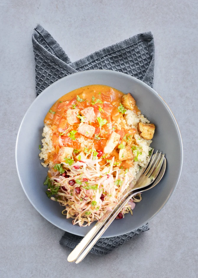 Tikka masala med tofu. Hertil bulgur og spidskålssalat