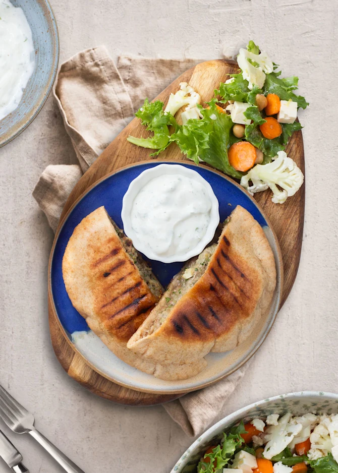 Libanesiske arayes med lækker dressing og sprød salat