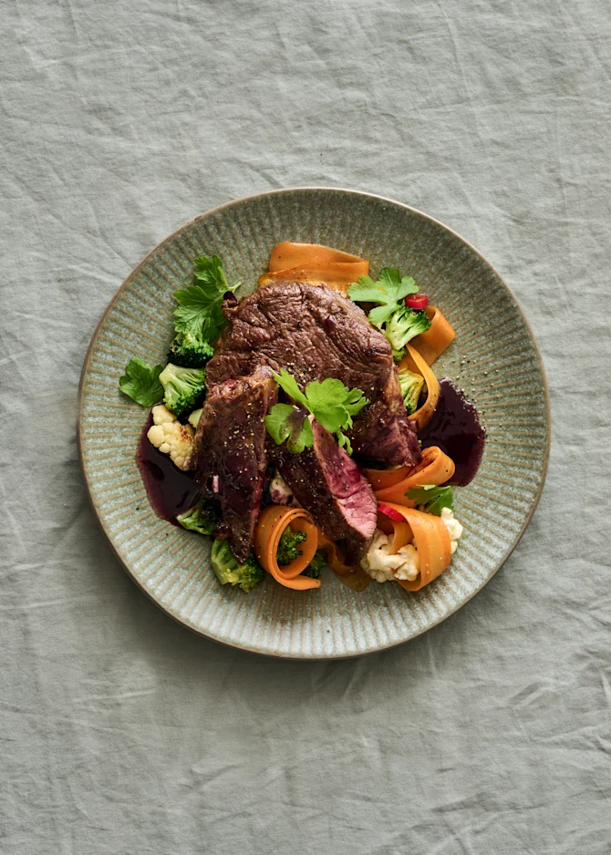 Ribeye med rødvinssauce og garniture