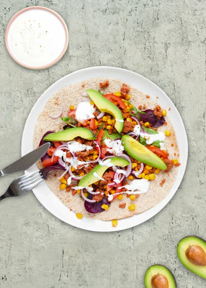 Tortillapandekage med vegetarfyld og dressing