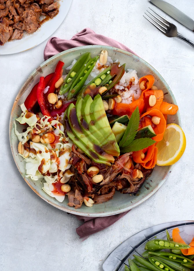 Poke bowl med pulled chicken, avocado og peanuts