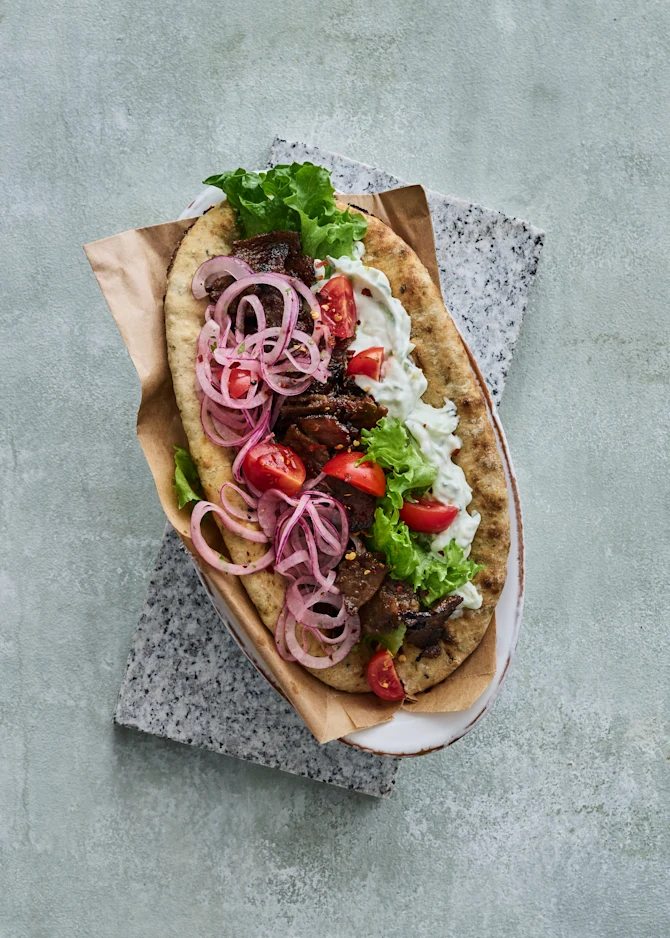 Fladbrød med kebab, marinerede løg og tzatziki