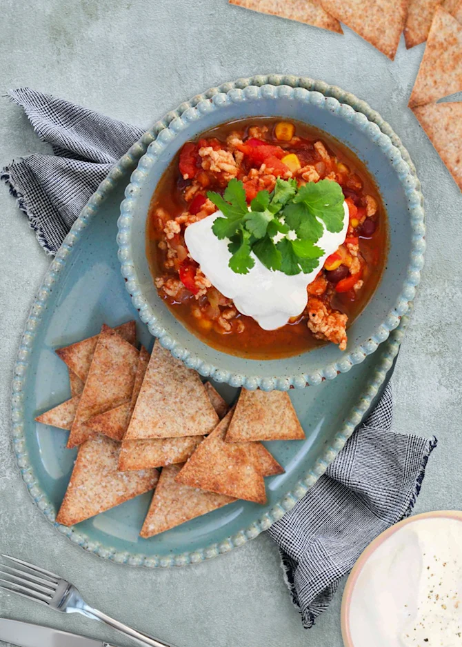 Chili con pollo med creme fraiche og hjemmelavede tortillachips