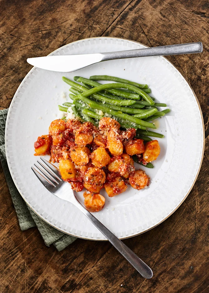 Gnocchi vendt med tomatsauce og vegetariske pølser