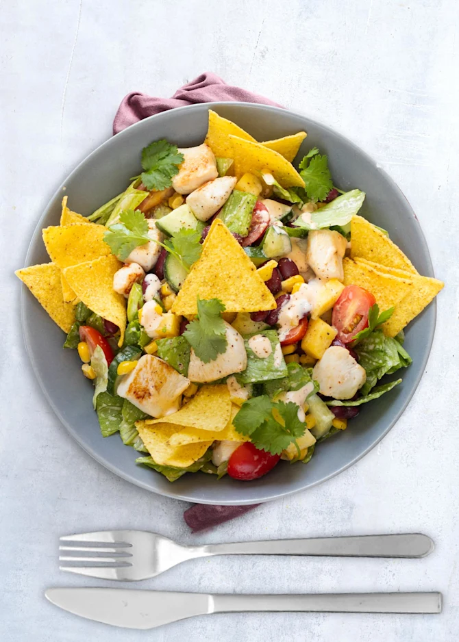 Sprød kyllingesalat med kidneybønner og nachos