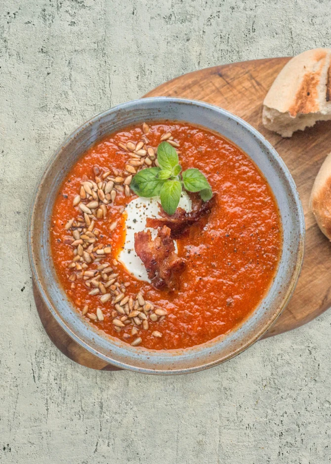 Italiensk tomatsuppe med bacon. Hertil surdejsboller