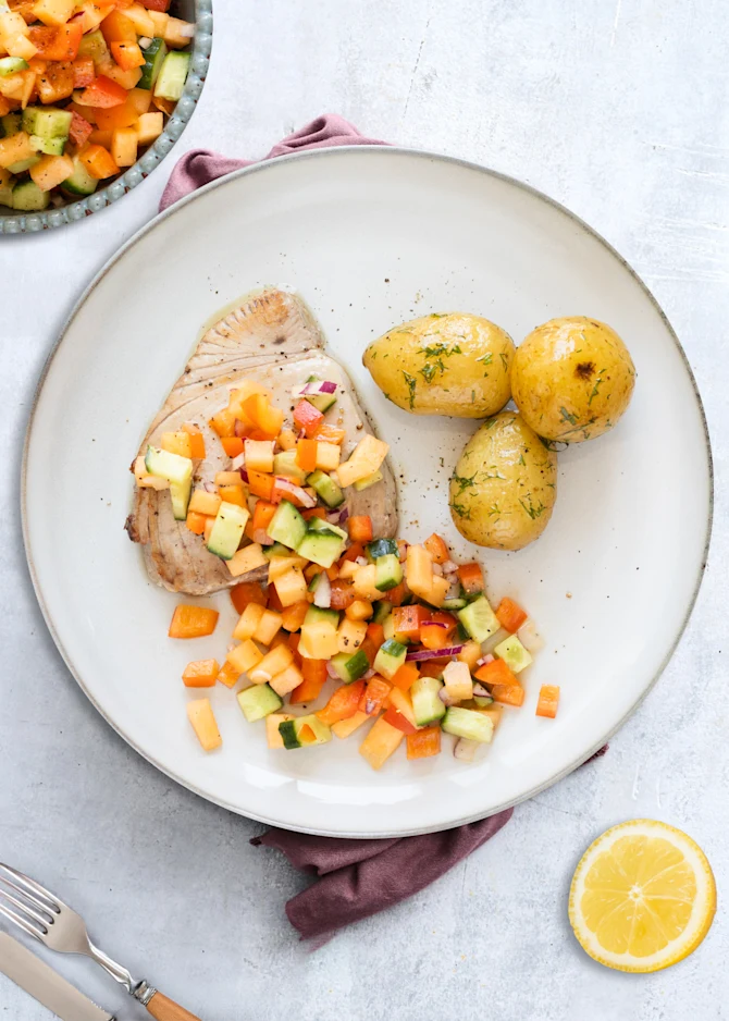 Tunsteaks serveret med melonsalsa og dildkartofler