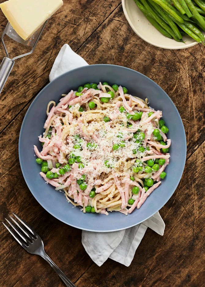 Frisk pasta med skinke i flødesauce. Hertil grønne bønner