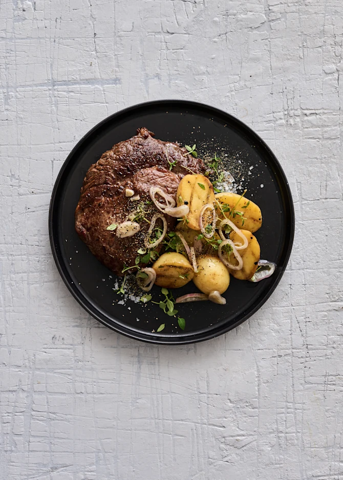 Ribeye med grillede kartofler og timian