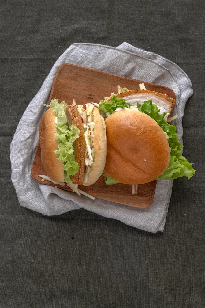 Burgerbolle med æble”slaw” og ribbensteg 