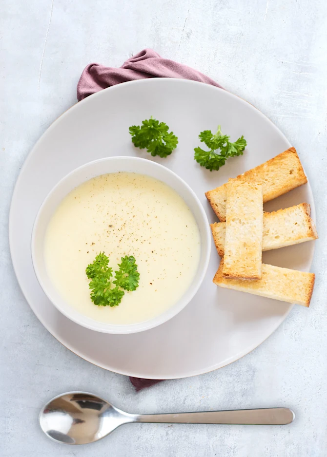 Lynhurtig aspargessuppe med sprøde brødstave