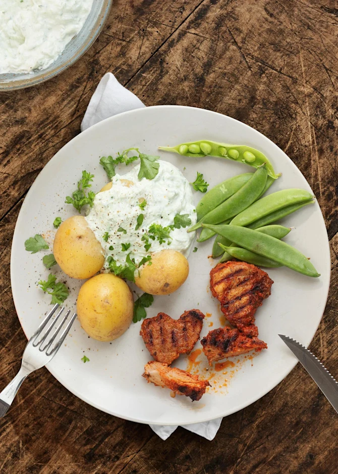 Marinerede bøffer med nye kartofler, tzatziki og friske ærter
