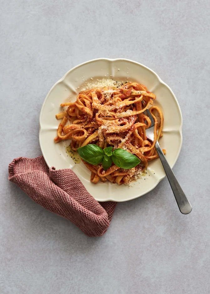Pasta med tomatsauce og friskrevet parmesan