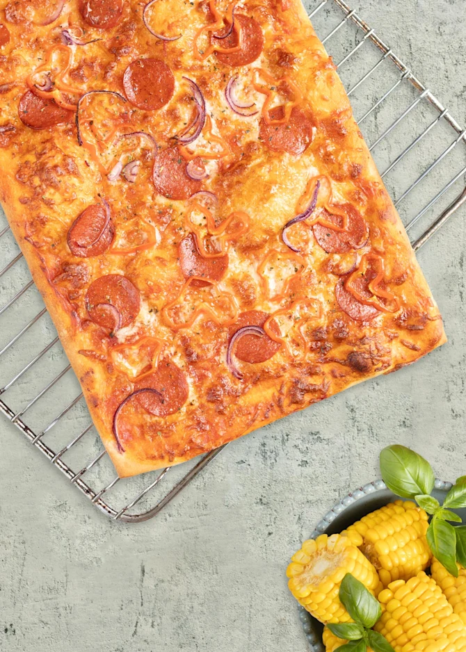 Sprøde pizzaer med pepperoni, peberfrugt og rødløg. Hertil majskolber
