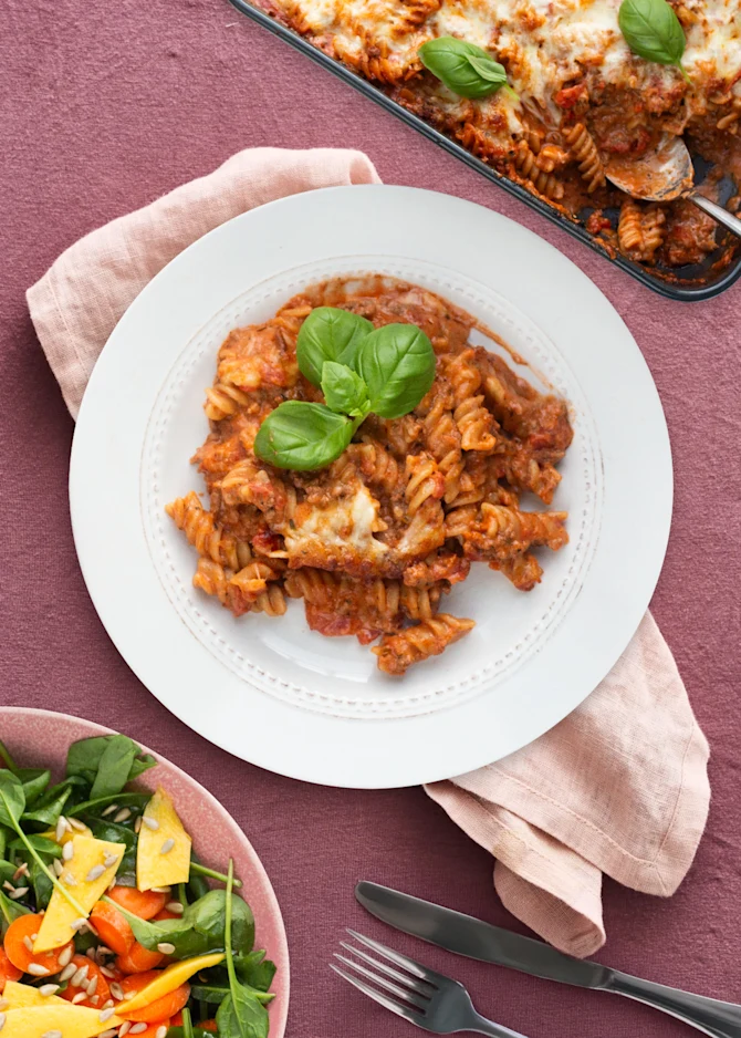 Lasagnette med oksekød og mornaysauce. Hertil mangosalat