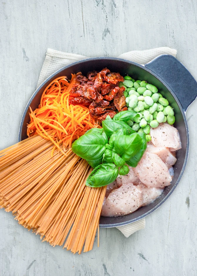 One pot pasta med kylling, soltørrede tomater og edamamebønner
