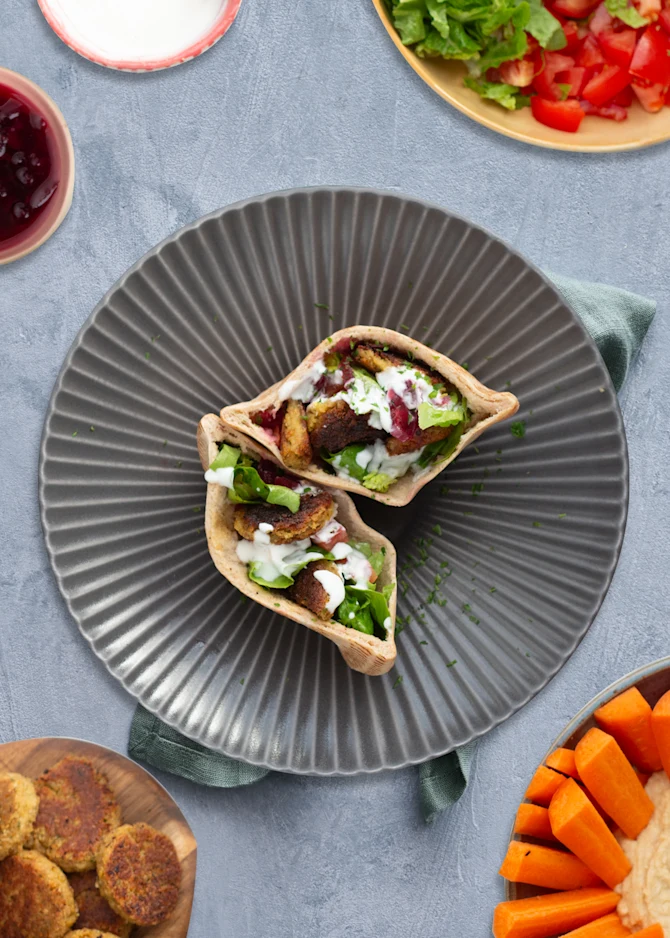 Hjemmelavede falafler i pitabrød med grønt, dressing og hummus