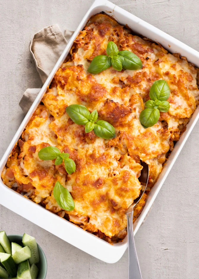 Gratineret tortellini med hakket kylling og ost