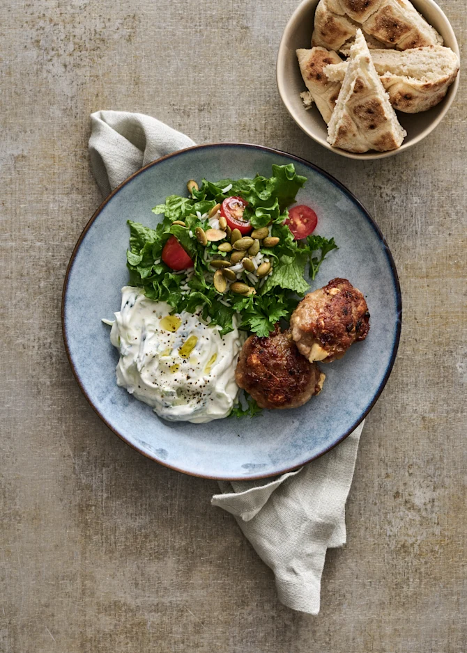 Græske frikadeller med tzatziki og grøn salat