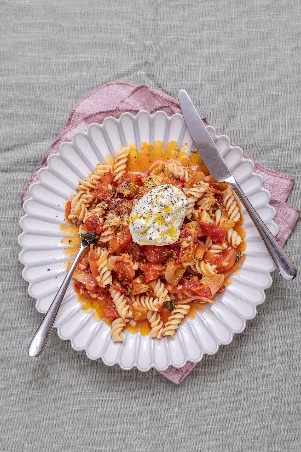 Pasta med krydret tomatsauce og burrata