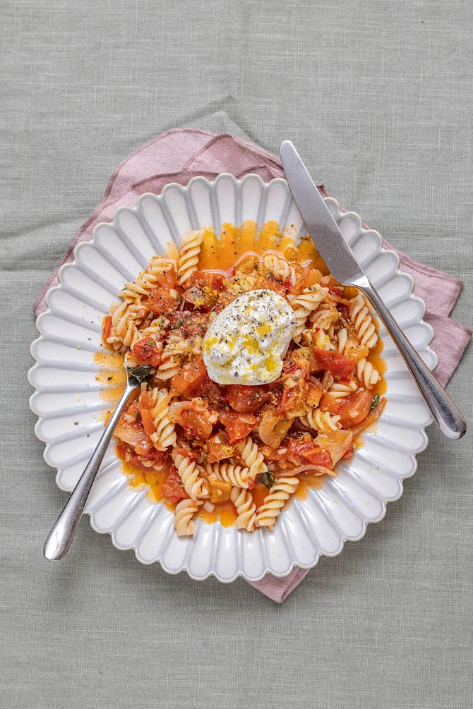 Pasta med krydret tomatsauce og burrata