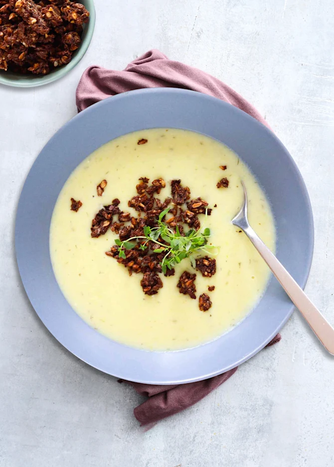 Kartoffel- og porresuppe med friskost og rugbrødsdrys