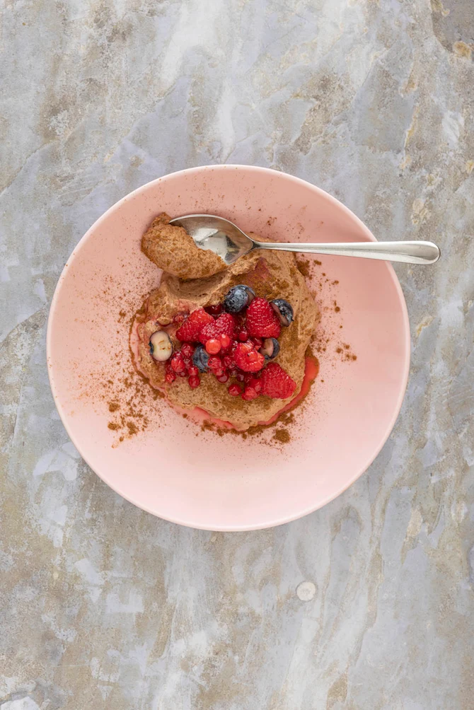 Chokolademousse med lynsyltede bær