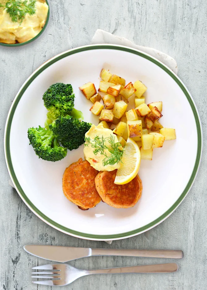 Fiskedeller serveret med kartoffeltern og broccoli. Hertil grov remoulade