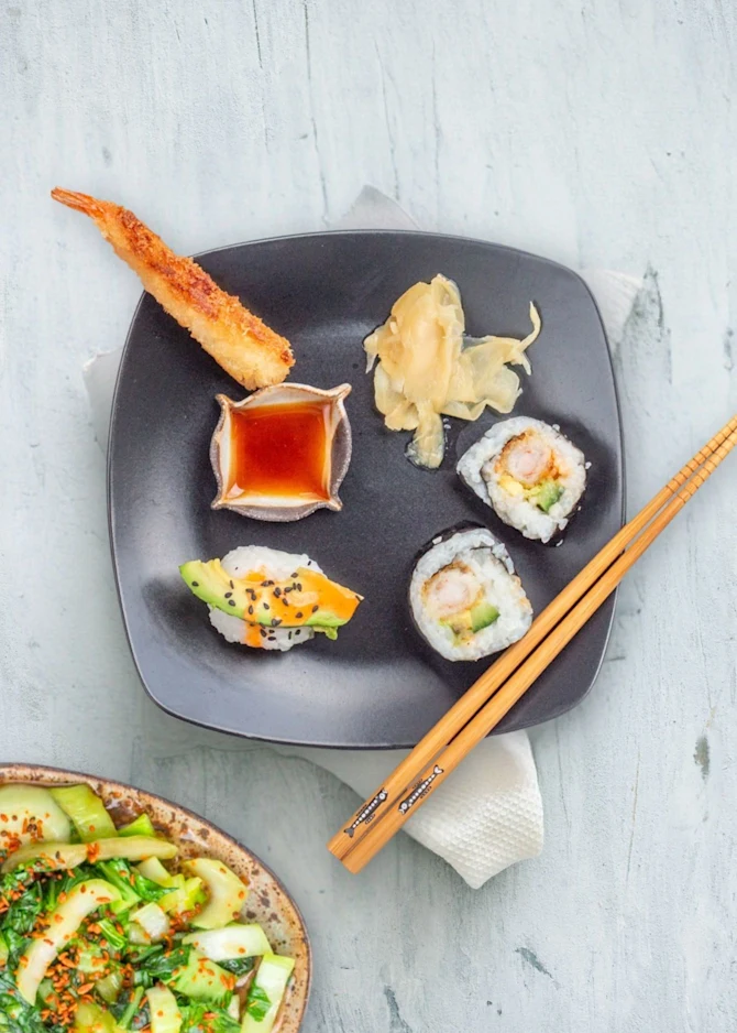 Sushi med friterede rejer, avocado og agurk. Hertil salat med pak choi.