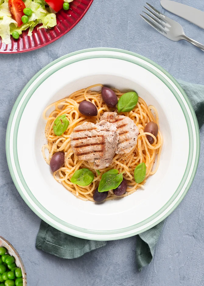 Marinerede bøffer med pasta og let flødesauce. Hertil salat