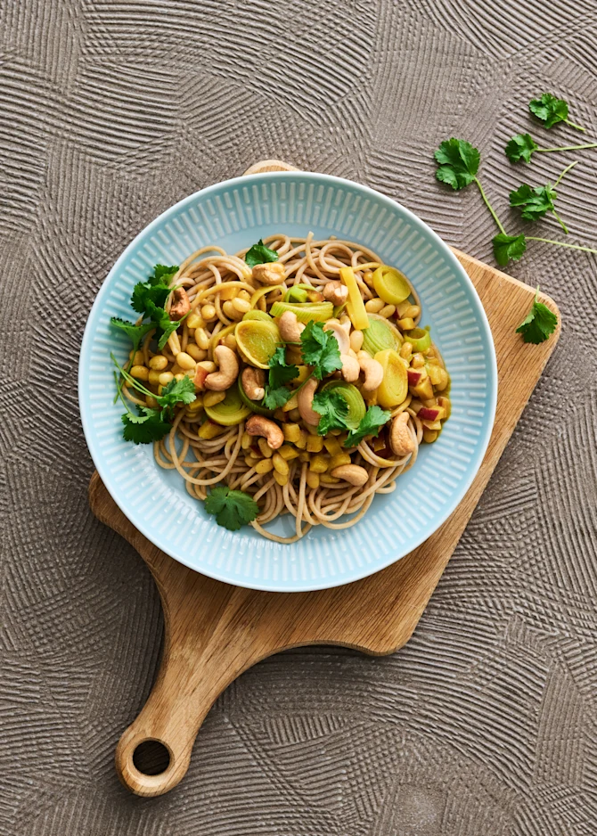 Fuldkornsspaghetti med bønner og porrer i kokosmælk