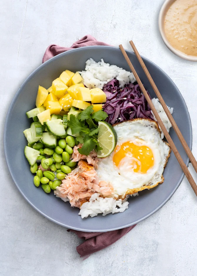 Bowl med varmrøget laks og spejlæg