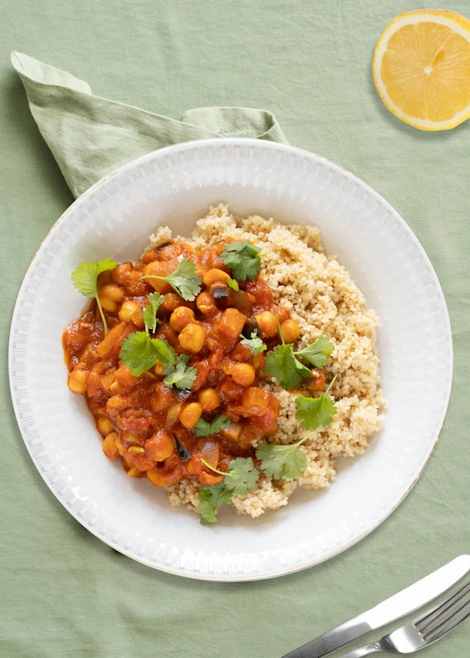 Indisk chanagryde med aubergine. Hertil couscous