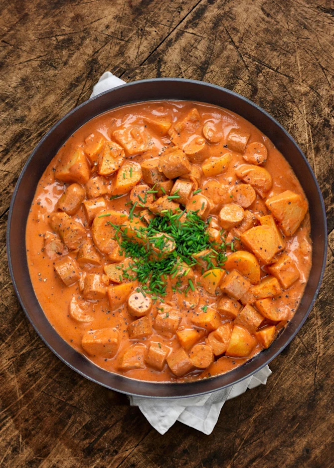 Svensk pølseret: Den klassiske udgave med gnavergrønt - til to dage