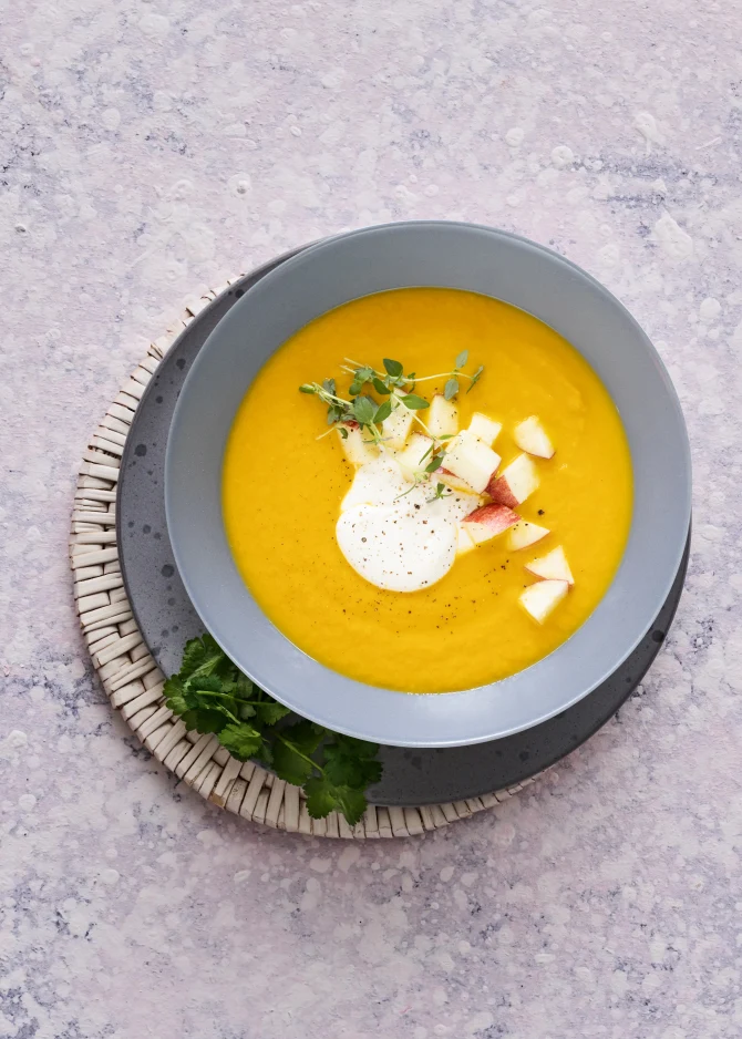 Fyldig gulerods- og porresuppe med kikærter. Hertil æbletern og creme fraiche