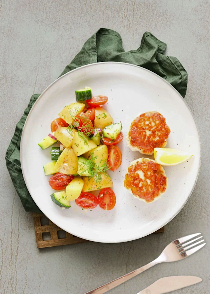 Fiskedeller serveret med nem kartoffelsalat rørt med dild