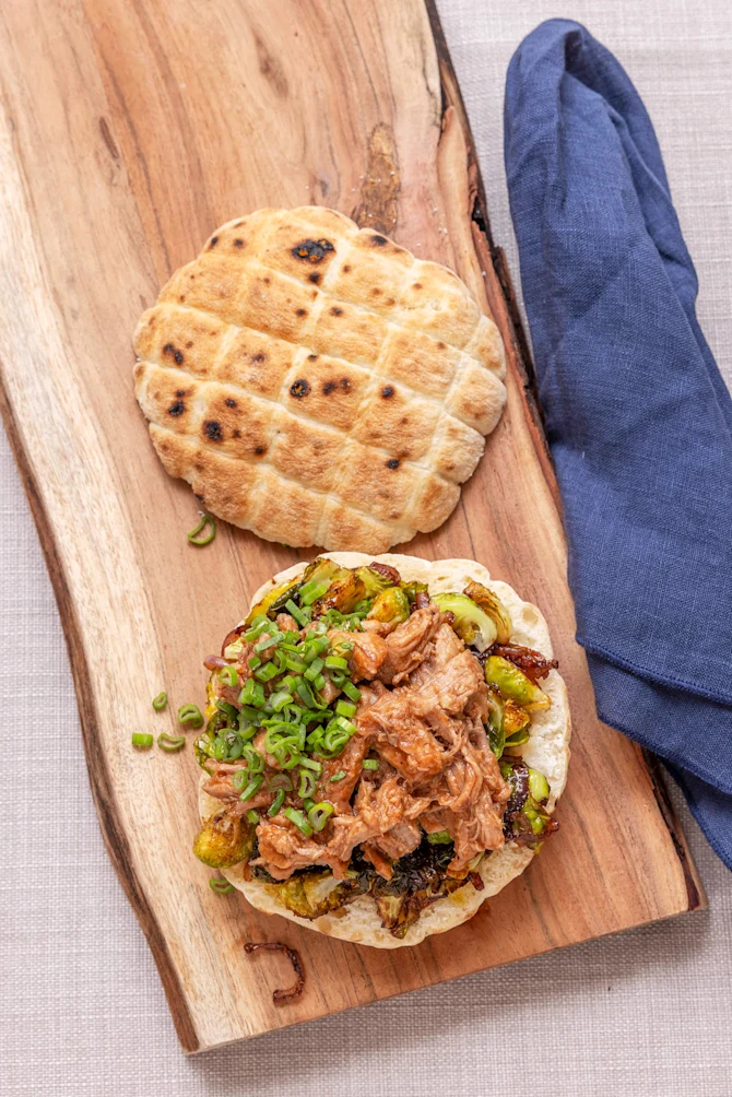 Grillet madbrød, nakkefilet og rosenkål