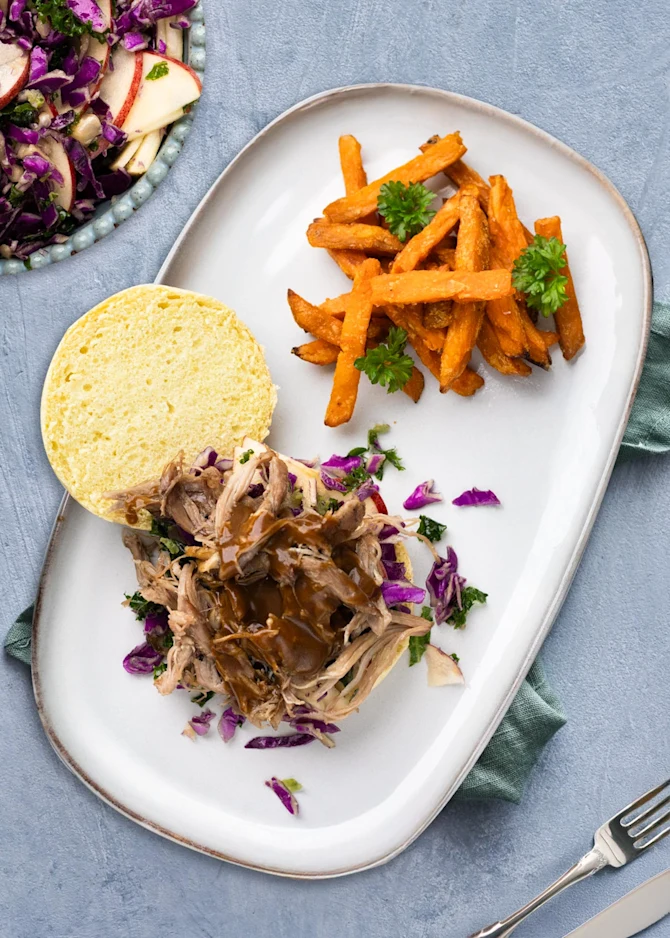 Pulled duck burger med kålsalat, æble og andesauce. Hertil sweet potato fritter