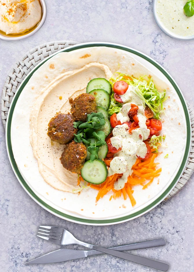 Wraps med falafler, grønt, hummus og pestodressing