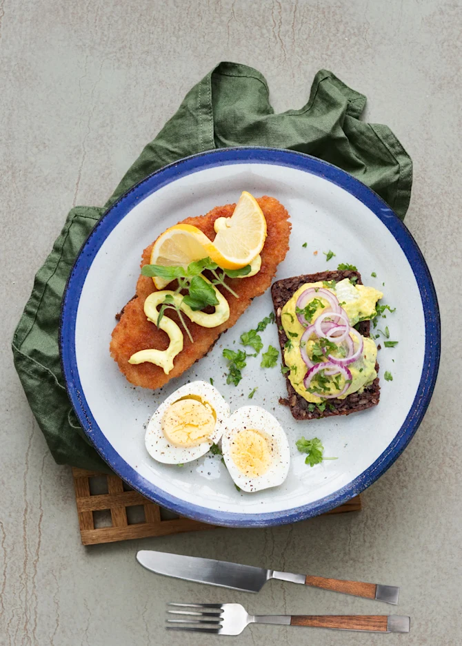 Det kolde fiskebord med fiskefilet og karrysild. Hertil æg og sprød salat