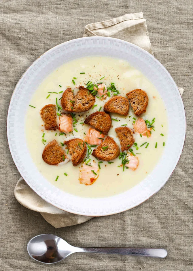 Rodfrugtsuppe med laks og grove brødcroutoner