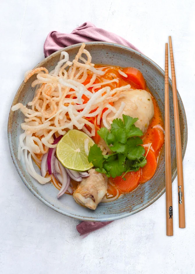 Thailandsk khao soi nudelsuppe med kylling