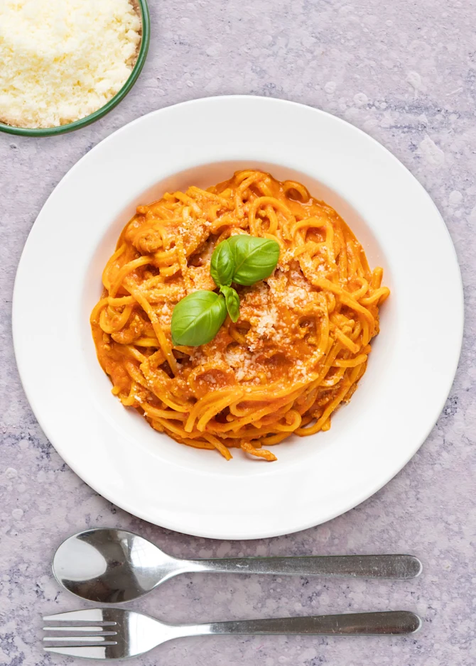 Frisk pasta med krydret svinekød i paprikasovs