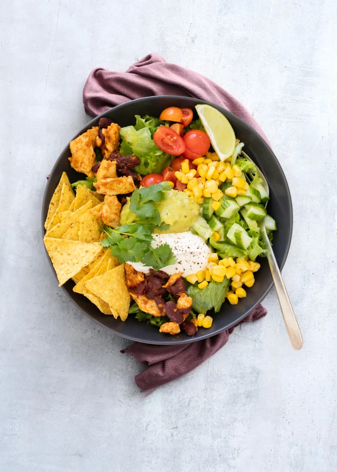 Byg selv-tacosalat med tortillachips, guacamole og creme fraiche