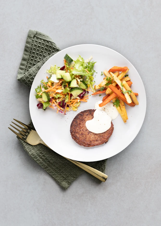 Kidneybøffer med sprød salat og rodfrugtfritter. Hertil blå ostesauce