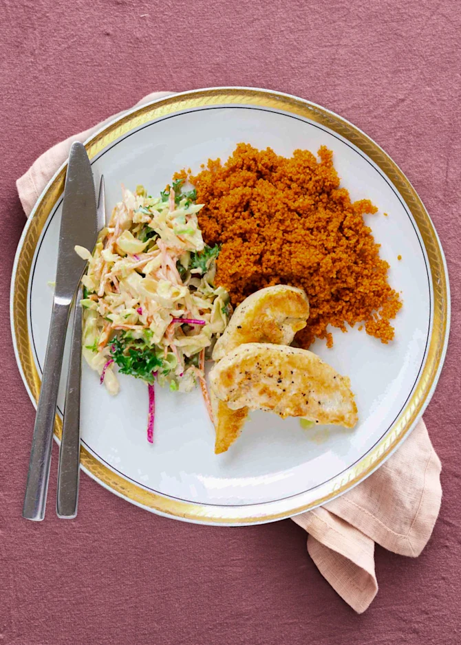 Kylling med tomat-couscous og salat