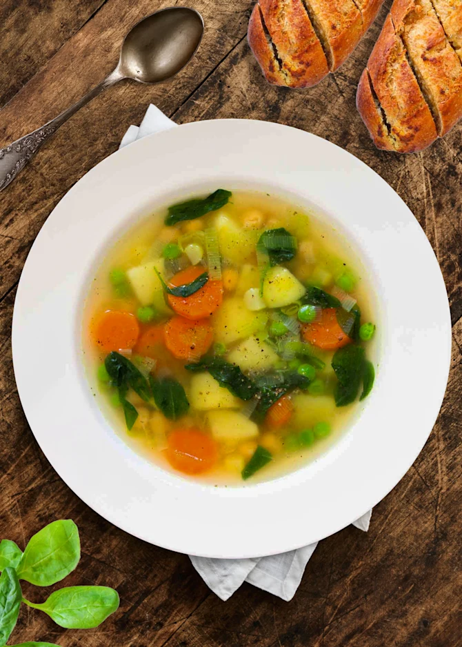 Fyldig sommersuppe med hvidløgsflute