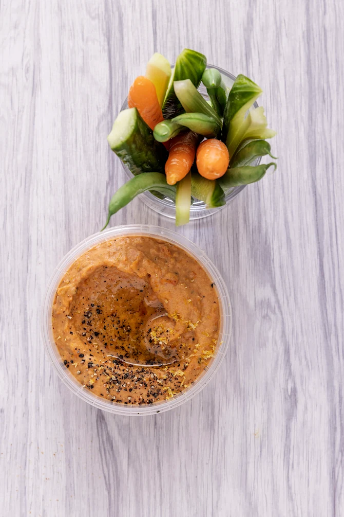 Ristet cherrytomat-hummus og gnavegrønt