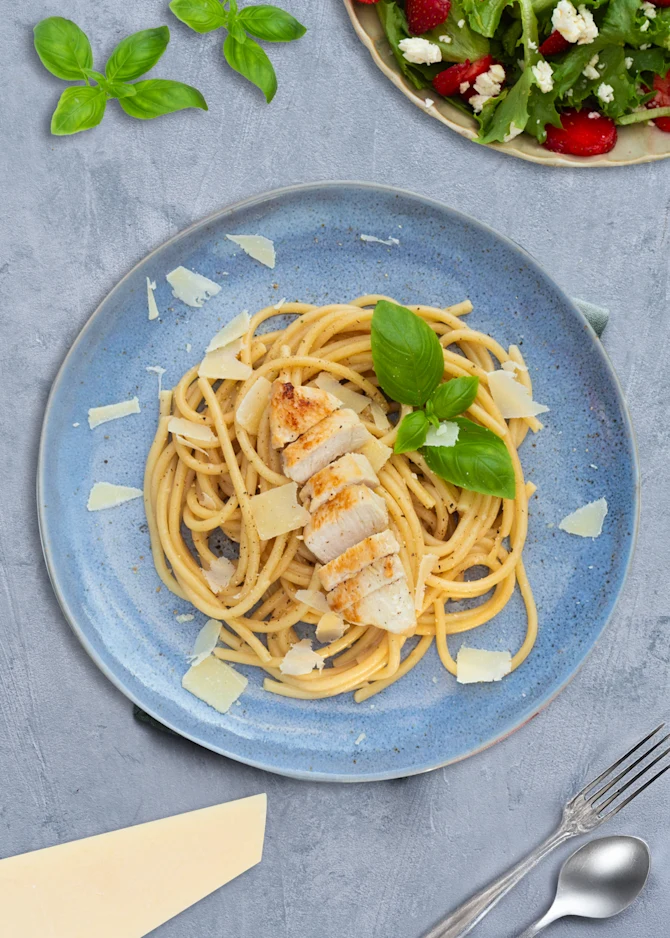 Pasta Alfredo med kylling i cremet flødesauce med parmesan
